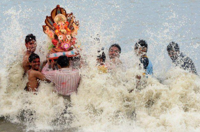 Residents bidding adieu to Ganpati Bappa